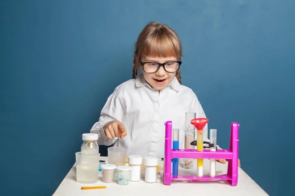 Happy Child Girl Student Doing Science Experiments School Laboratory Blue — Stock Photo, Image