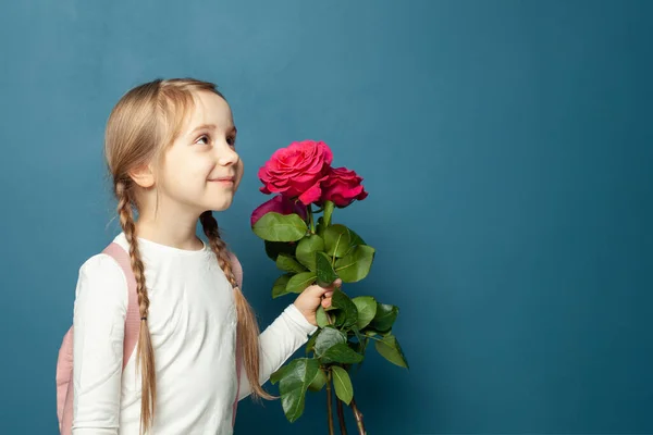 Słodkie Dziecko Czerwonymi Kwiatami Koncepcja Wakacji — Zdjęcie stockowe