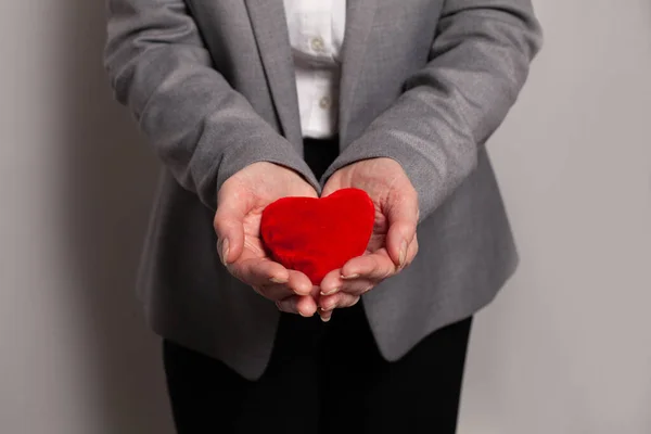 Červené Srdce Ženských Rukou Detailní — Stock fotografie