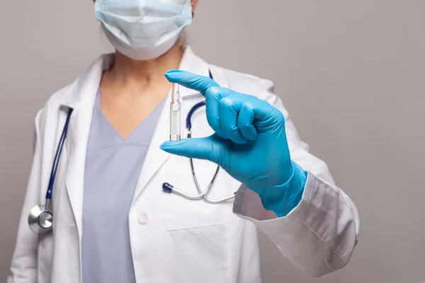Hand Eines Laboranten Oder Arztes Mit Ampulle Nahaufnahme — Stockfoto