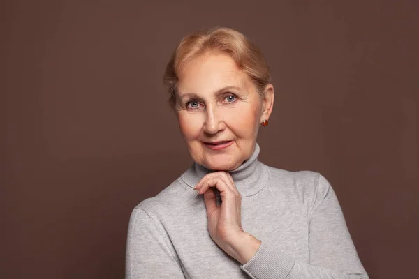 Sonriente Mediana Edad Mujer Madura Mirando Cámara — Foto de Stock