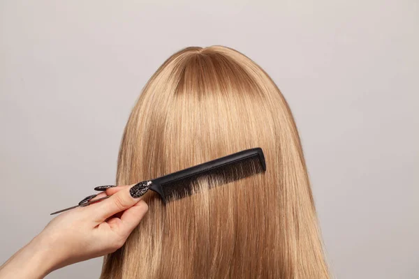 Fryzjer Czesanie Włosy Blondynki Zbliżenie — Zdjęcie stockowe