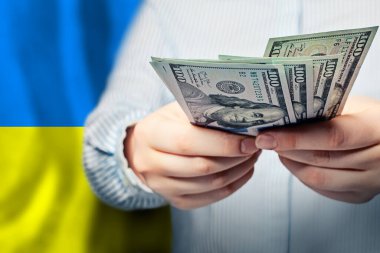 Ukrayna finans, bankacılık ve tasarruf kavramı. Ukrayna bayrağına Amerikan Doları