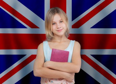 İngiliz bayrağı geçmişi hakkında kitabı olan mutlu bir genç kız.