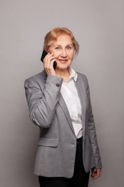 Telefonda mutlu bir son sınıf kızının portresi.