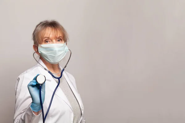 Felice Dottore Maturo Uniforme Bianca Piedi Con Stetoscopio Sfondo Grigio — Foto Stock