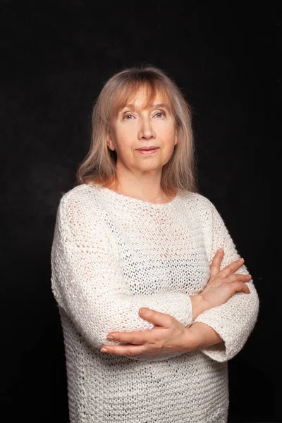 Porträt Einer Seniorin Mit Weißem Pullover Die Auf Schwarzem Hintergrund — Stockfoto