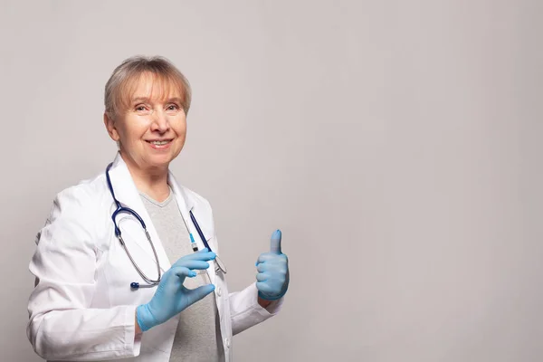 Счастливая Профессиональная Врач Медсестра Медицинской Форме Шприцем Руках Показывающим Большой — стоковое фото