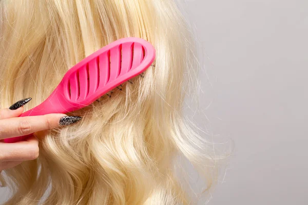 Růžové Plastové Hřeben Blond Vlasy Detailní — Stock fotografie