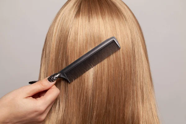 Primer Plano Mujer Con Pelo Liso Peinándose Pelo — Foto de Stock