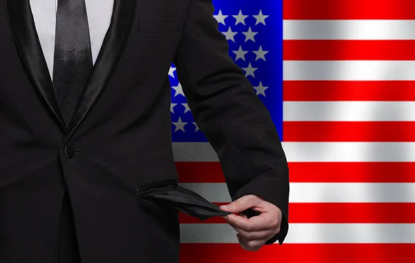 财政困难 糟糕的经济 没有钱的概念 在美国背景的旗帜下展示空口袋的商人 — 图库照片