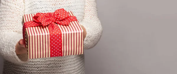 Rote Geschenkschachtel Mit Rotem Tupfen Band Auf Bannerhintergrund Mit Kopierraum — Stockfoto