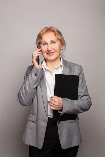 Pomyślny Pewny Siebie Przyjazny Inteligentny Bizneswoman Używa Telefonu Komórkowego Uśmiechając — Zdjęcie stockowe