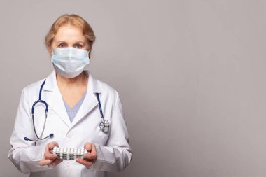 Hapları olan olgun bir doktor. İlaç ve sağlık hizmetleri kavramı. 