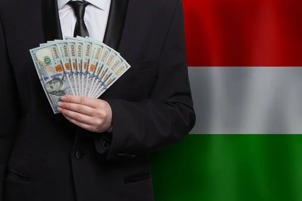 100 Banknotów Dolarach Amerykańskich Banknoty Pieniężne Ręku Tle Bandery Węgier — Zdjęcie stockowe