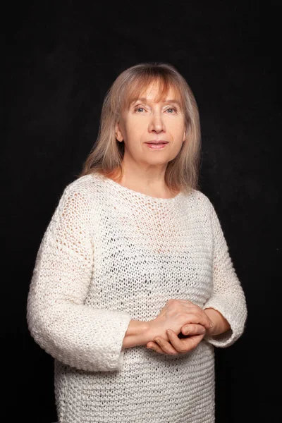 Edad Media Mujer Madura Sonriendo Pie Contra Fondo Negro Pared — Foto de Stock