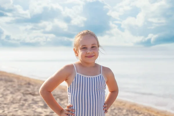 Portret Szczęśliwej Dziewczynki Uśmiechniętej Plaży Koncepcja Wakacji Letnich Wakacji — Zdjęcie stockowe