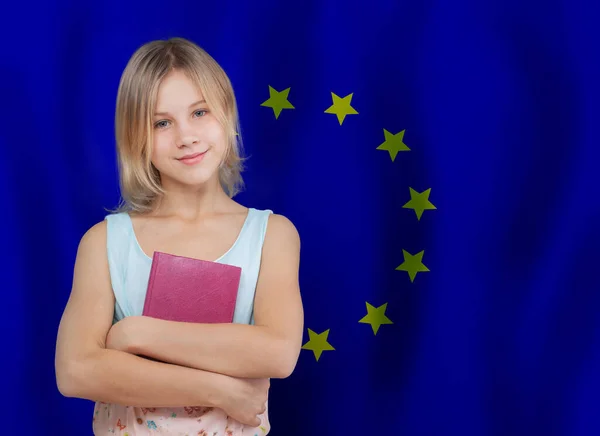 Conceito Educação Escola União Europeia Menina Adolescente Bonita Com Livro — Fotografia de Stock