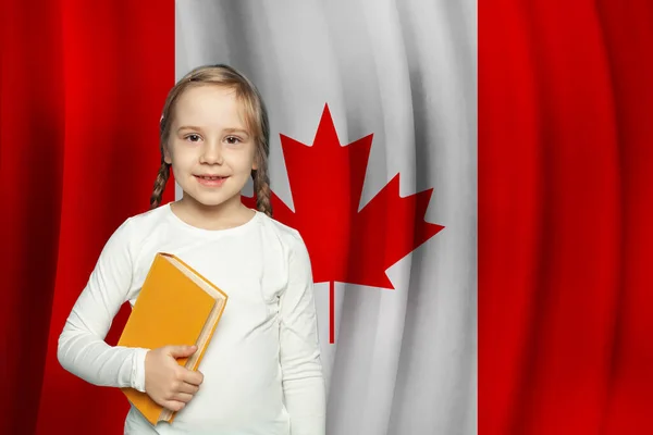 Alegre Niña Pequeña Niña Con Libro Sobre Bandera Canadá Fondo — Foto de Stock