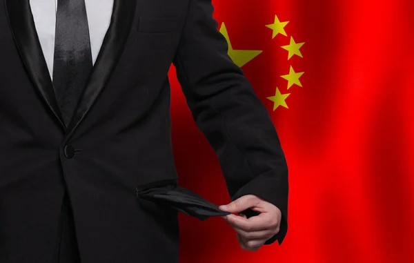 Hombre Negocios Mostrando Sus Bolsillos Vacíos Fondo Bandera China — Foto de Stock