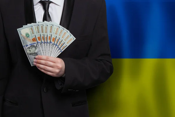 Oekraïense Man Met 100 Amerikaanse Dollar Biljetten Bankbiljetten Tegen Vlag — Stockfoto