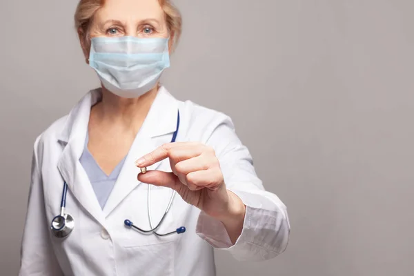 Doctor Hand Showing One Capsule Closeup — Stock Photo, Image