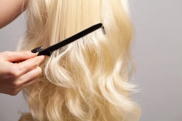 Kadeřník Česání Blond Vlasy Černým Plastovým Hřebenem Detailní — Stock fotografie