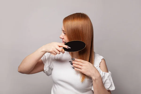 Mulher Feliz Escovar Cabelo Com Pente — Fotografia de Stock