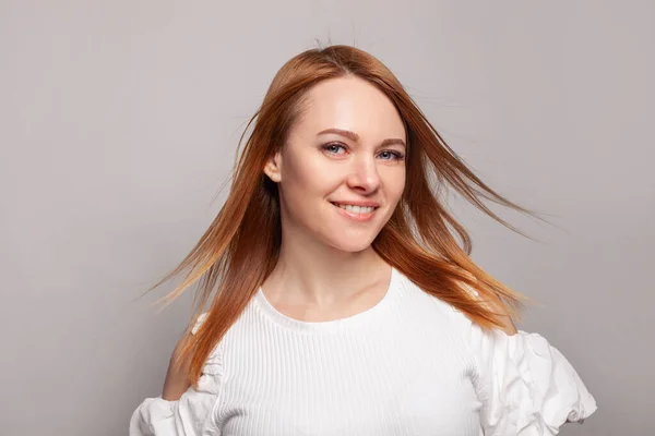 Ung Leende Rödhårig Kvinna Med Lång Slät Blåsande Blank Frizz — Stockfoto