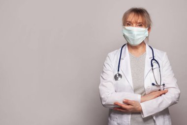 Tıbbi görevli ya da tıbbi maske takan bir doktor. İlaç ve sağlık hizmetleri kavramı