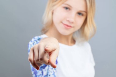 İşaret parmağı. Çocuk işaret ediyor