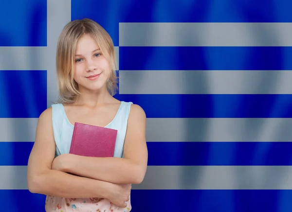 Lindo Joven Rubia Adolescente Niña Sosteniendo Libro Contra Bandera Grecia —  Fotos de Stock