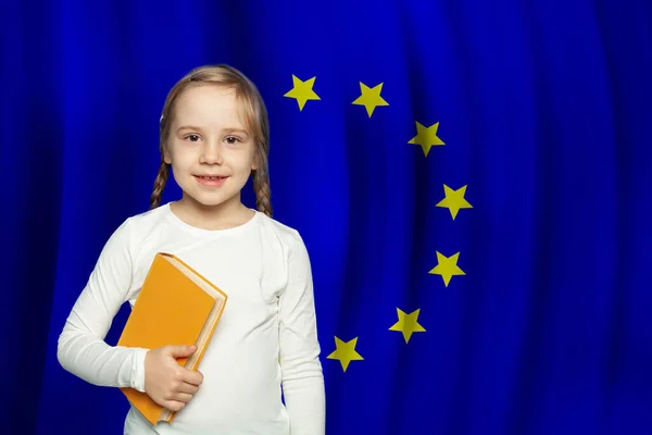 Educação Escola Conceito União Europeia Menina Alegre Com Livro Contra — Fotografia de Stock