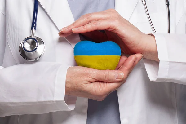 Uratuj Ukrainę Lekarz Trzymający Serce Ukraińską Flagą Rękach — Zdjęcie stockowe