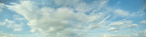 Мирний Мальовничий Пейзажний Фон Чисте Блакитне Небо Білими Хмарами — стокове фото