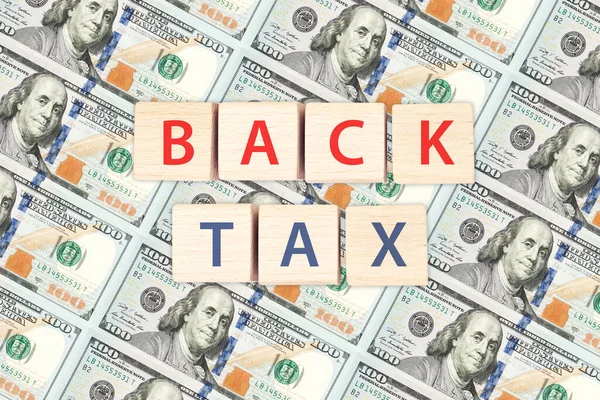 Koncepcja Podatków Zaległych Kostki Podatkowe Tle Banknotów Dolarowych — Zdjęcie stockowe