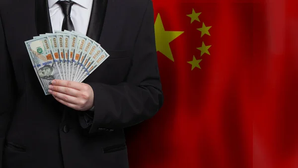 Chiński Biznesmen Pokazuje 100 Dolarów Banknotów Tle Flagi Chin — Zdjęcie stockowe