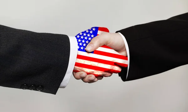握手で米国の協力とビジネス アメリカ国旗の男の握手 — ストック写真