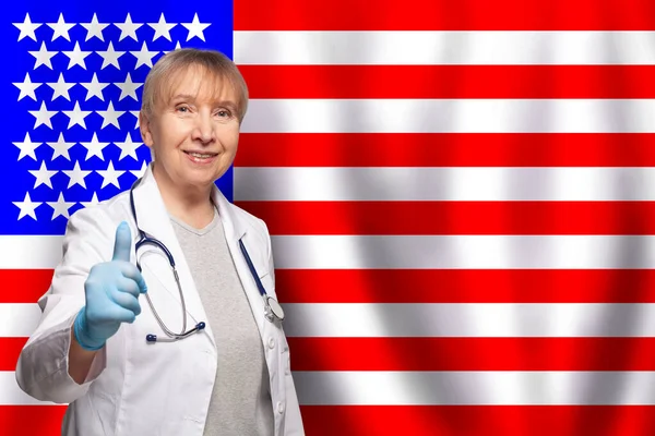 Americana Sorrindo Maduro Médico Mulher Segurando Estetoscópio Bandeira Dos Eua — Fotografia de Stock