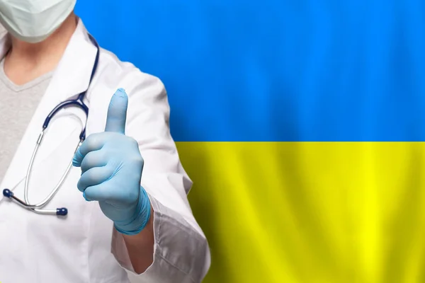의사의 손에는 우크라이나 깃발에 긍정적 몸짓이 새겨져 — 스톡 사진
