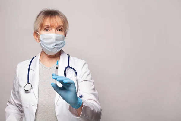 Médico Uniforme Médico Con Una Jeringa Mano —  Fotos de Stock