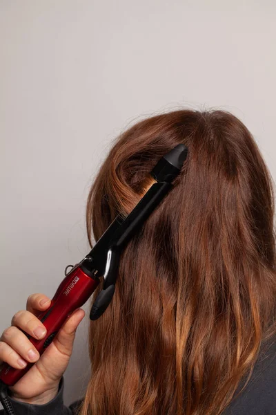 Mujer Rizando Cabello Con Plancha — Foto de Stock