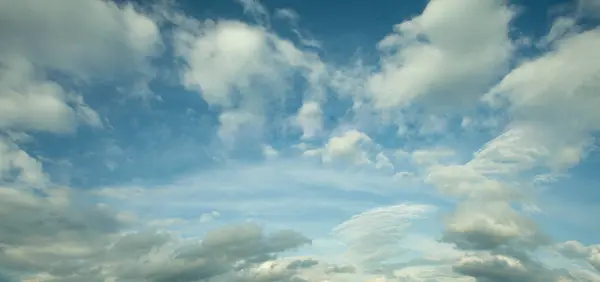 Όζον Ουρανό Φόντο Χνουδωτά Άσπρα Σύννεφα — Φωτογραφία Αρχείου