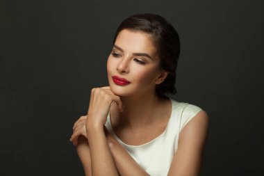 Çekici stil, genç esmer model kadın portresi.