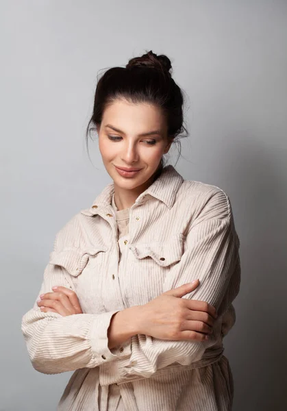 Hermoso Retrato Mujer Joven Estudio Tiro Aislado Sobre Fondo Gris — Foto de Stock