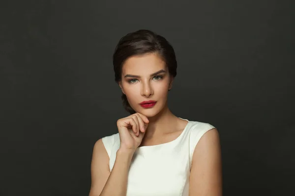 Glamourous Brunett Kvinna Modell Med Fräsch Makeup Röda Läppar Och — Stockfoto