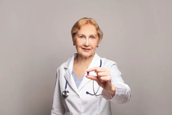 Retrato Una Doctora Dándote Una Pastilla —  Fotos de Stock