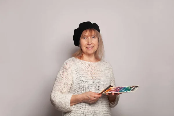 Mujer Senior Positiva Con Pinturas Brillantes Sobre Fondo Banner Pared — Foto de Stock