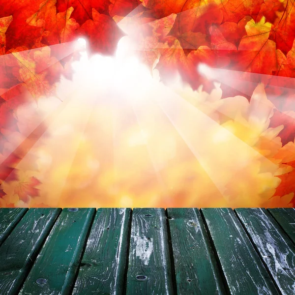 Holz Schreibtisch Und Verschwimmen Herbst Wald Hintergrund — Stockfoto