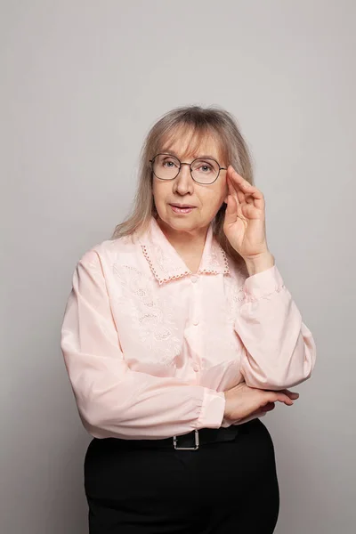 Dame Aînée Lunettes Debout Sur Fond Gris — Photo